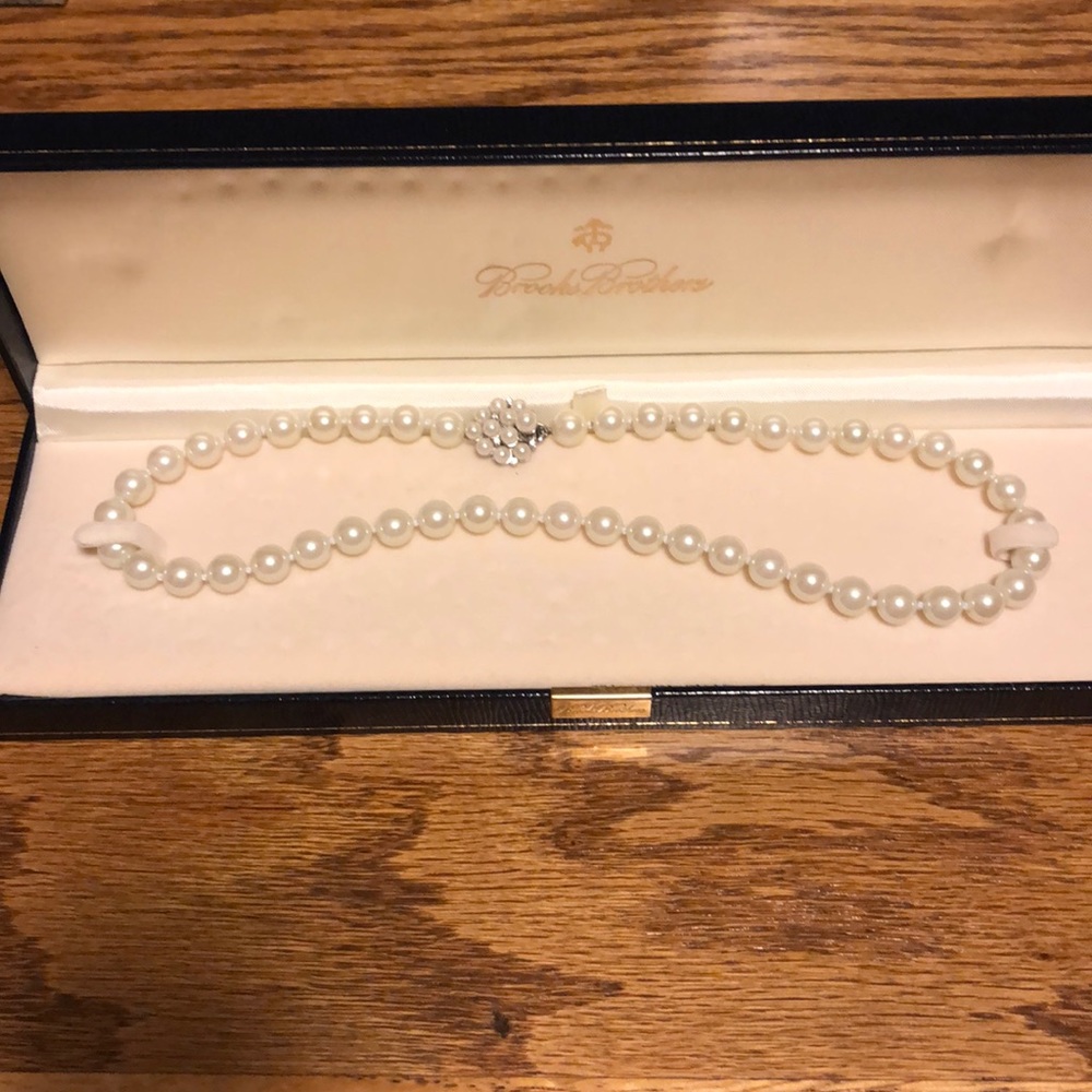 Brooks brothers glass pearl necklace